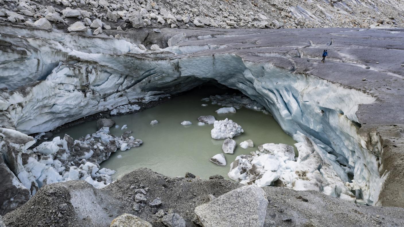 Una caverna subglaciale nel ghiacciaio del Rodano