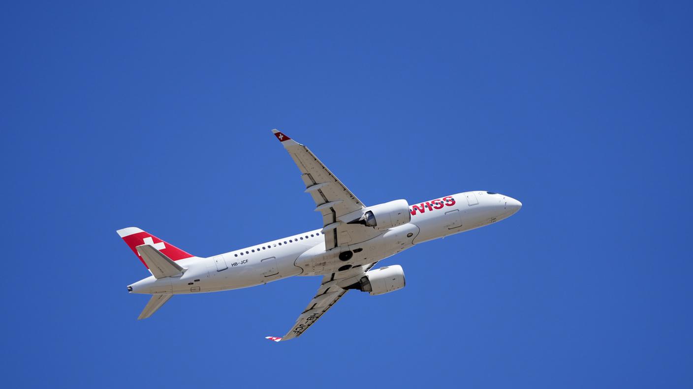 Volevano mettersi ai comandi di un Airbus A220 sotto l'effetto dell'alcol, ma l'equipaggio è intervenuto in tempo