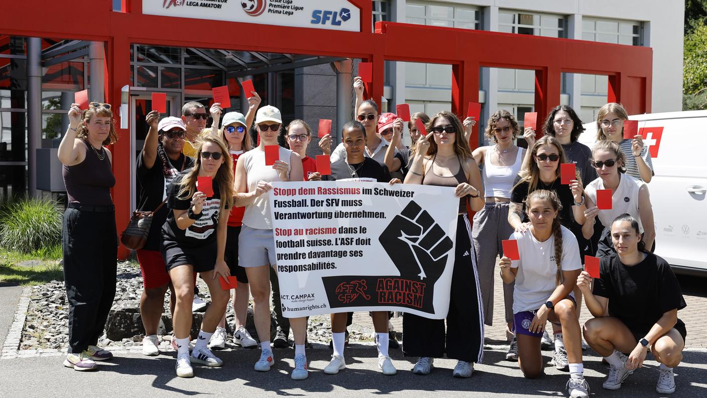 La consegna delle 12'600 firme direttamente presso la sede della ASF a Muri (Berna)
