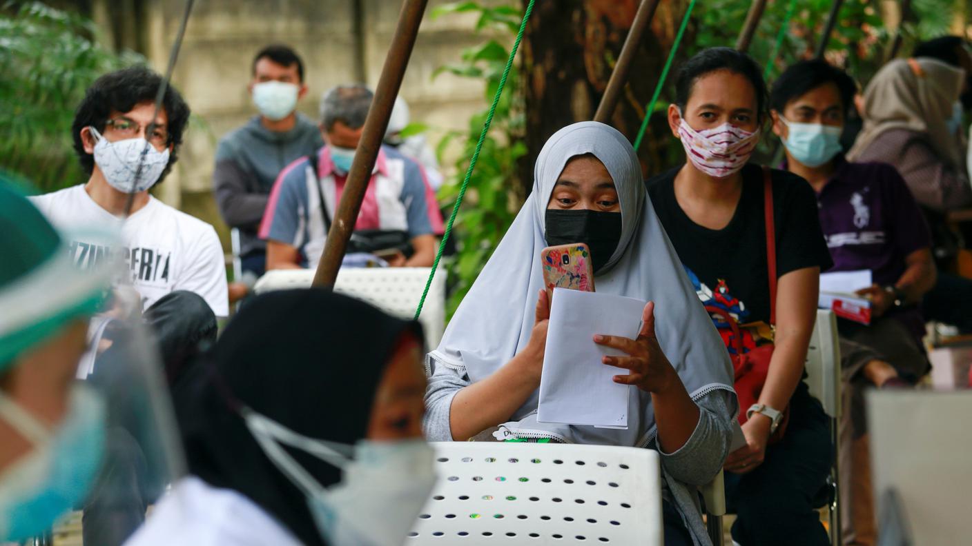 2021-07-09T080353Z_607117806_RC2GGO9CH7WZ_RTRMADP_3_HEALTH-CORONAVIRUS-INDONESIA-VACCINATION.JPG
