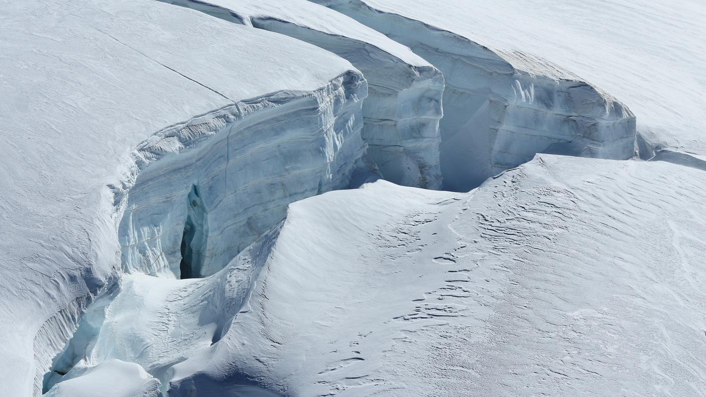 Il caldo accelera la fusione del ghiaccio e rende i crepacci più pericolosi (Ghiacciaio dell'Aletsch)