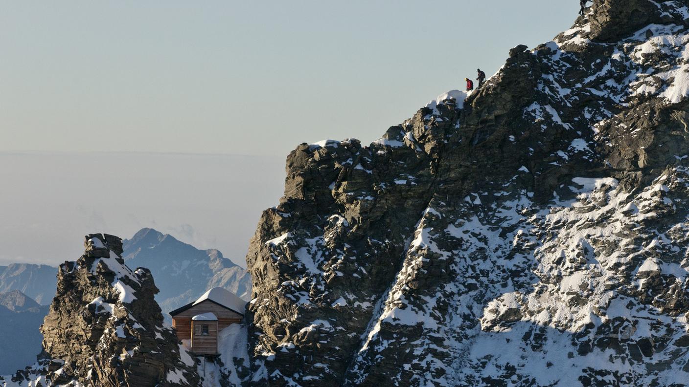 Alpinisti lungo la cresta dell'Hörnli, sopra il rifugio Solvay sul Cervino. Il CAS invita oggi alla prudenza: caldo e scioglimento accelerato stanno rendendo più instabili le condizioni in alta quota