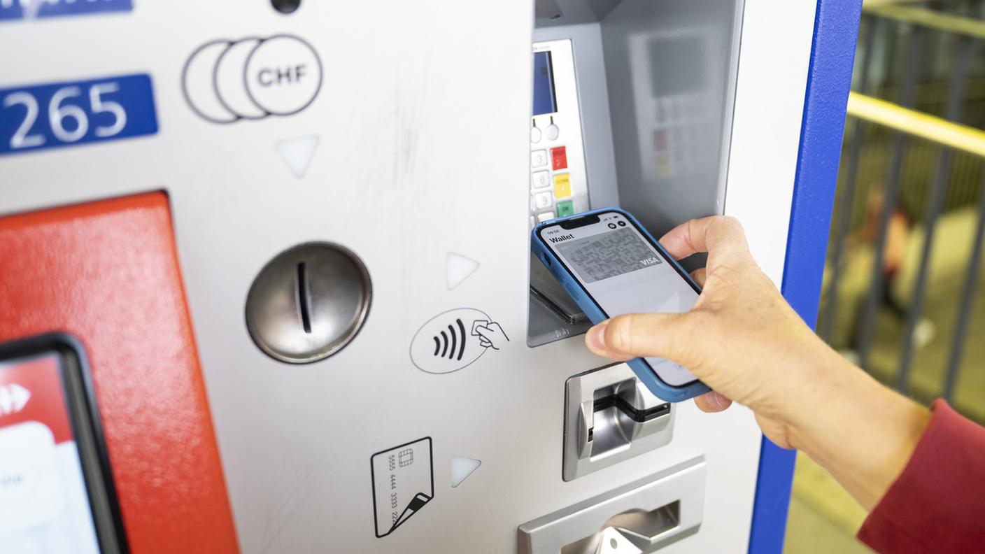 Un distributore automatico di biglietti che accetta anche i contanti
