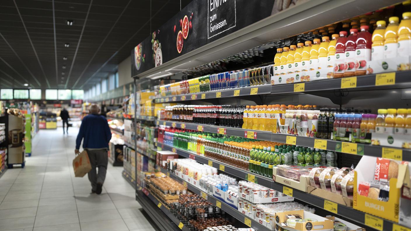 La Federcommercio chiede lo stop alla mascherina da agosto