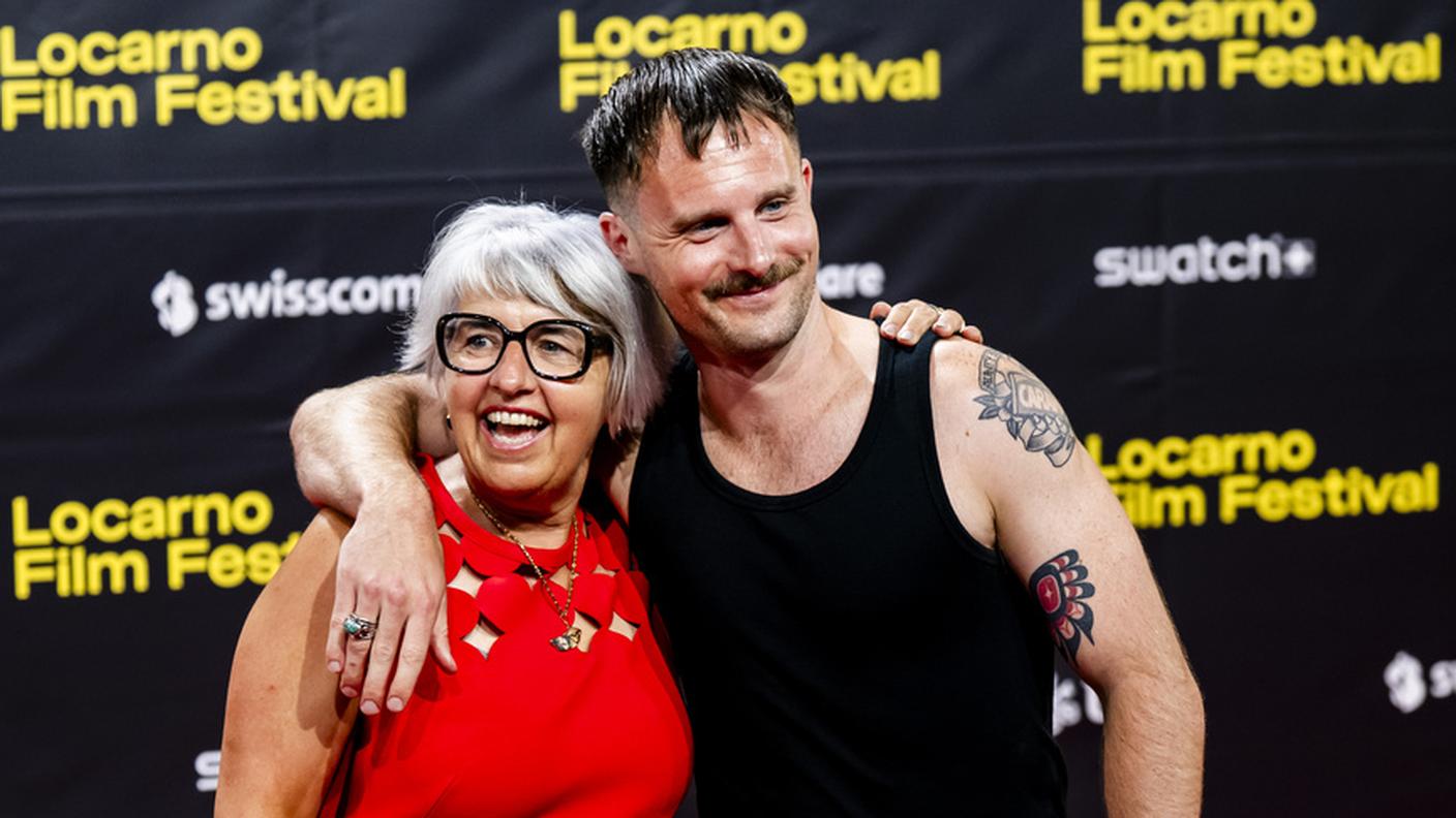Elisabeth Baume-Schneider è stata abbracciata dal regista canadese Wayne Wapeemukwa sul red carpet di Piazza Grande ma non è riuscita a incontrare Isabella Rossellini