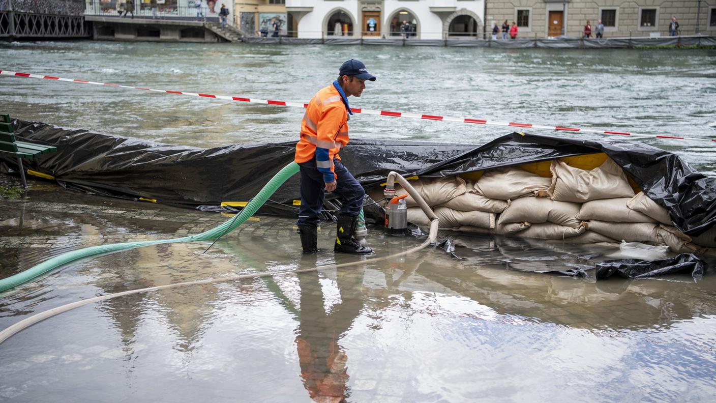 L'acqua inizia a lambire la città vecchia di Lucerna