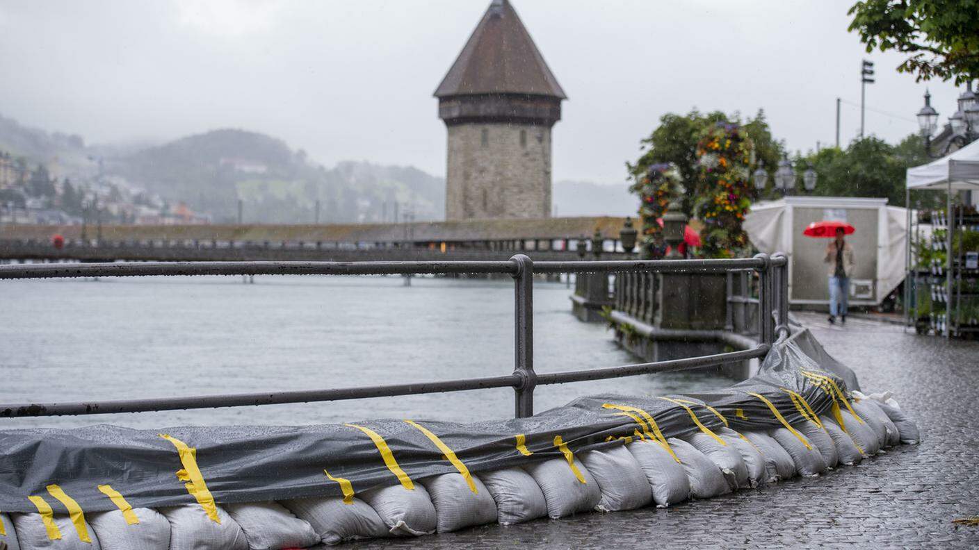 Il simbolo di Lucerna, il Kappelbrücke, chiuso per sicurezza