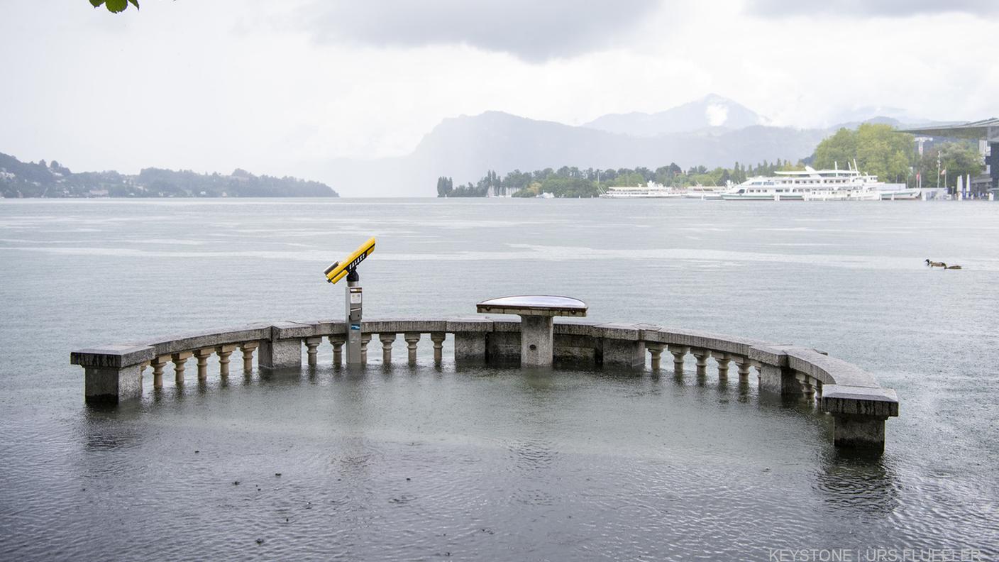 Il lago ha invaso le strade di Lucerna