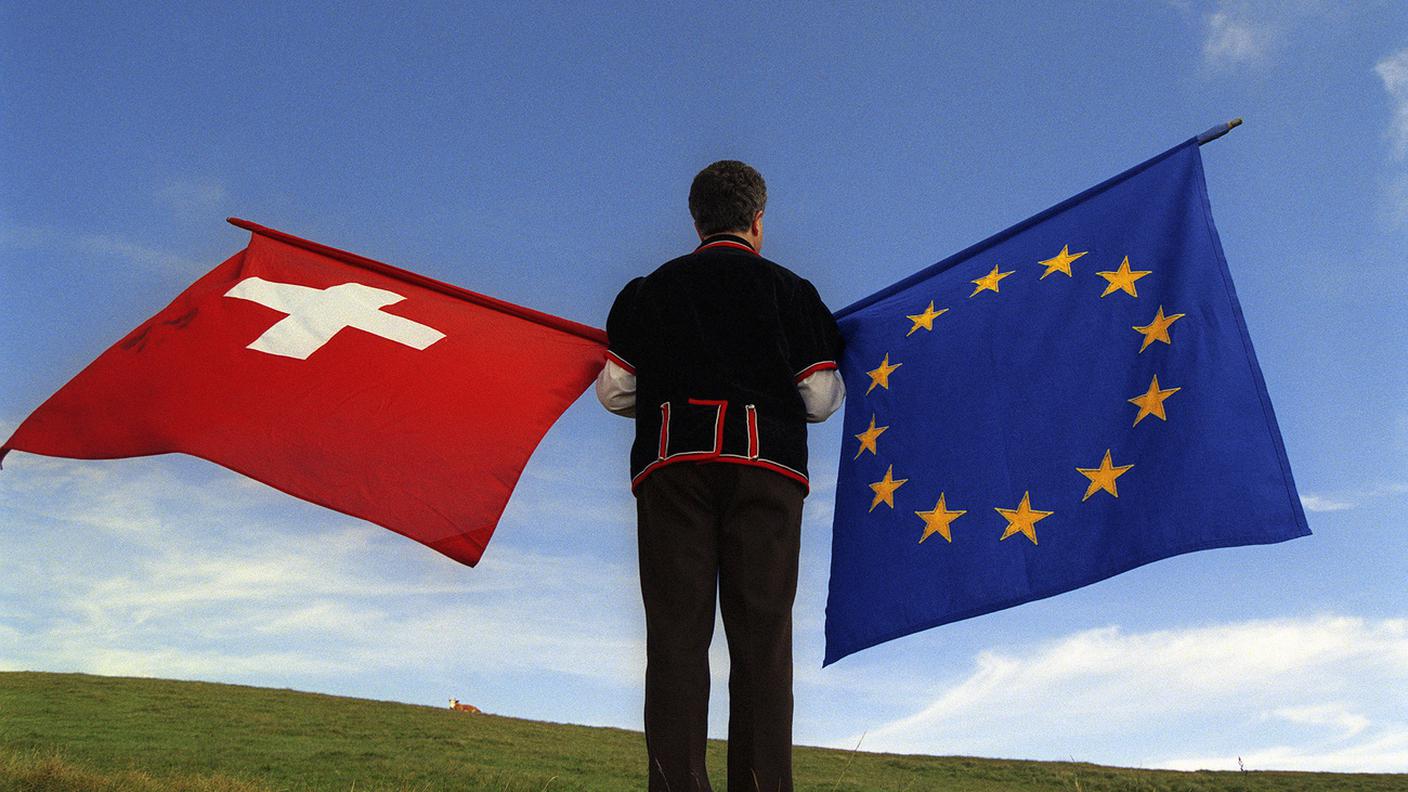 Bandiere: Svizzera e Unione Europea