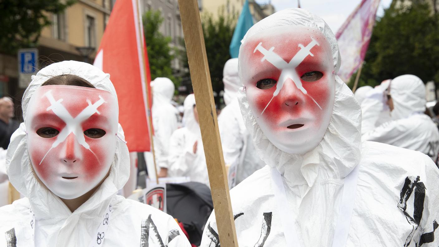 Manifestanti a Ginevra protestano contro misure restrittive e vaccinazioni