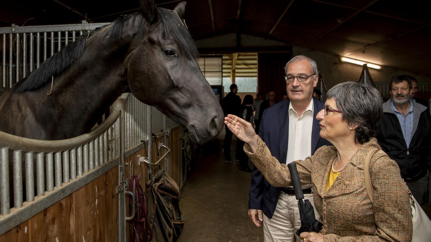 Guy Parmelin e la moglie Caroline in fattoria a Bouloz