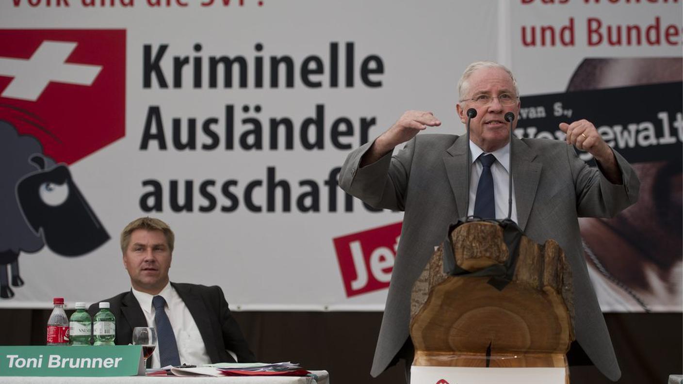 Blocher durante la campagna sull'espulsione dei criminali stranieri