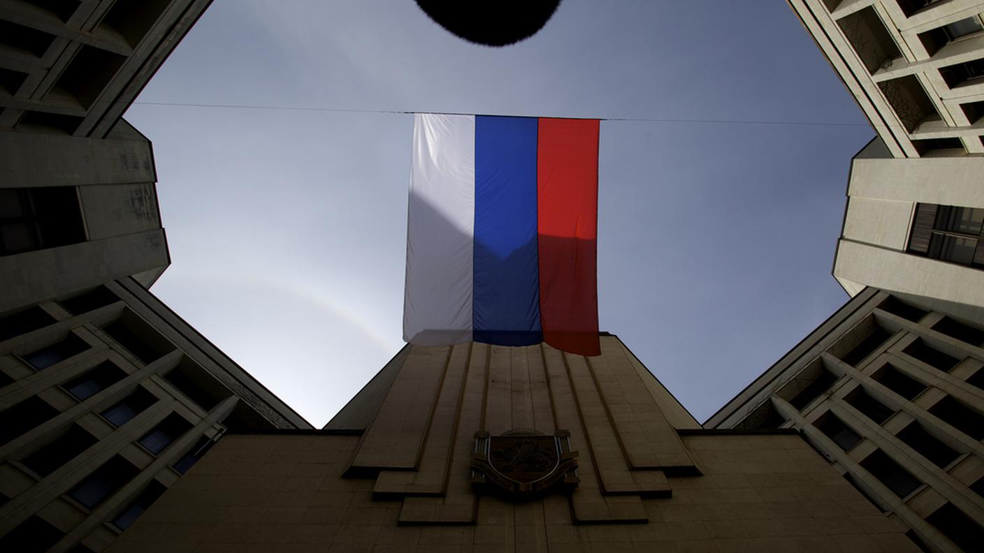 Bandiera russa al parlamento di Sinferopoli, capitale della Crimea