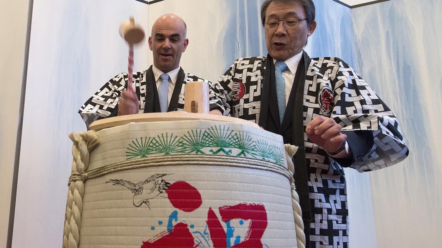 Il consigliere federale Alain Berset e l'ambasciatore Ryuhei Maeda procedono al kagami-wari, la tradizionale apertura della botte di sake