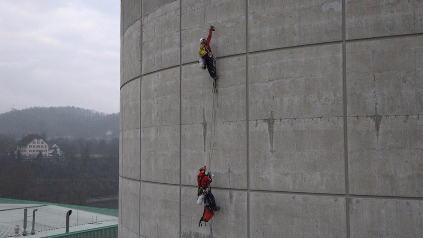 ...all'arrampicata per appendere gli striscioni