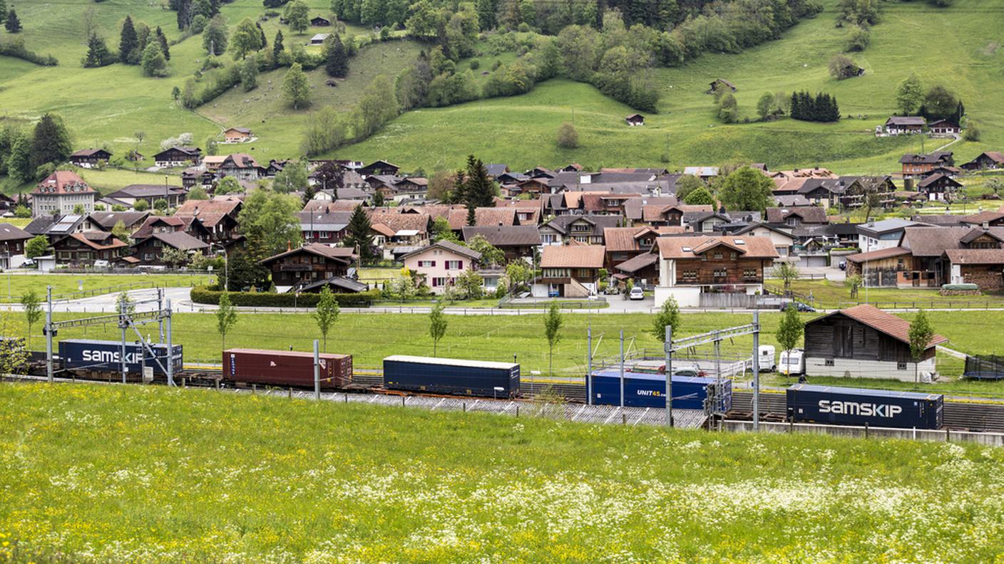 trasporto merci treno Frutigen 5.2013 ky.JPG