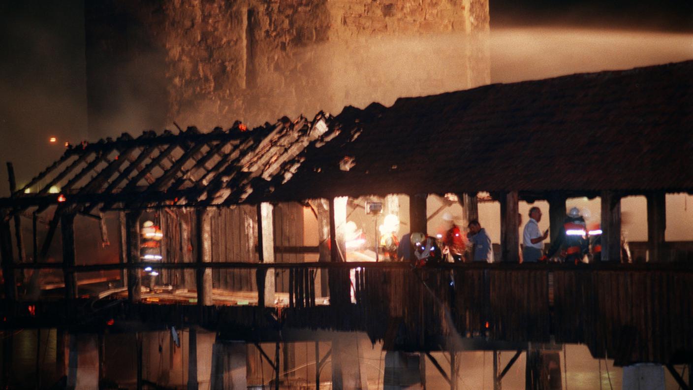 Incendio ponte Lucerna 18.8.1993 ky.JPG