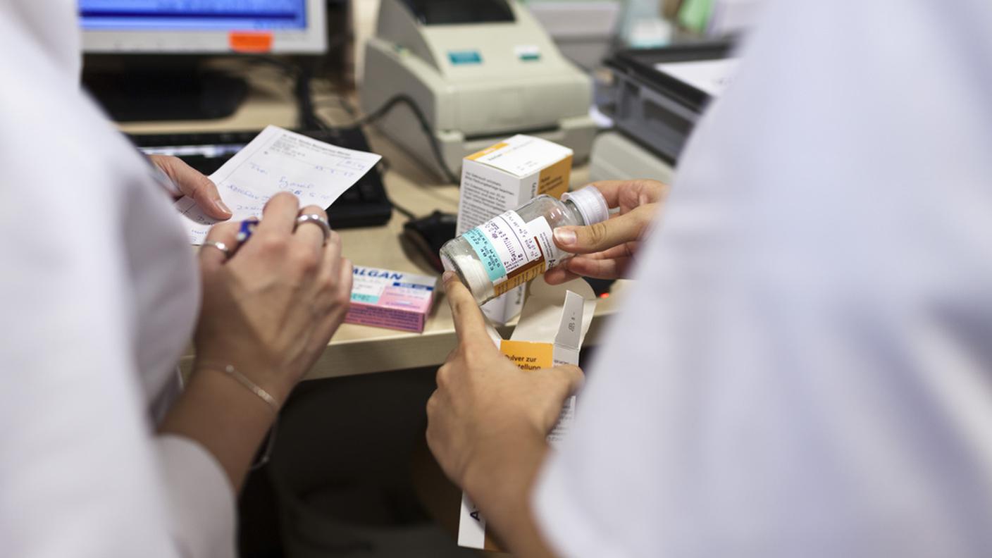 medicamenti farmaci farmacia pillole pastiglie ky.JPG