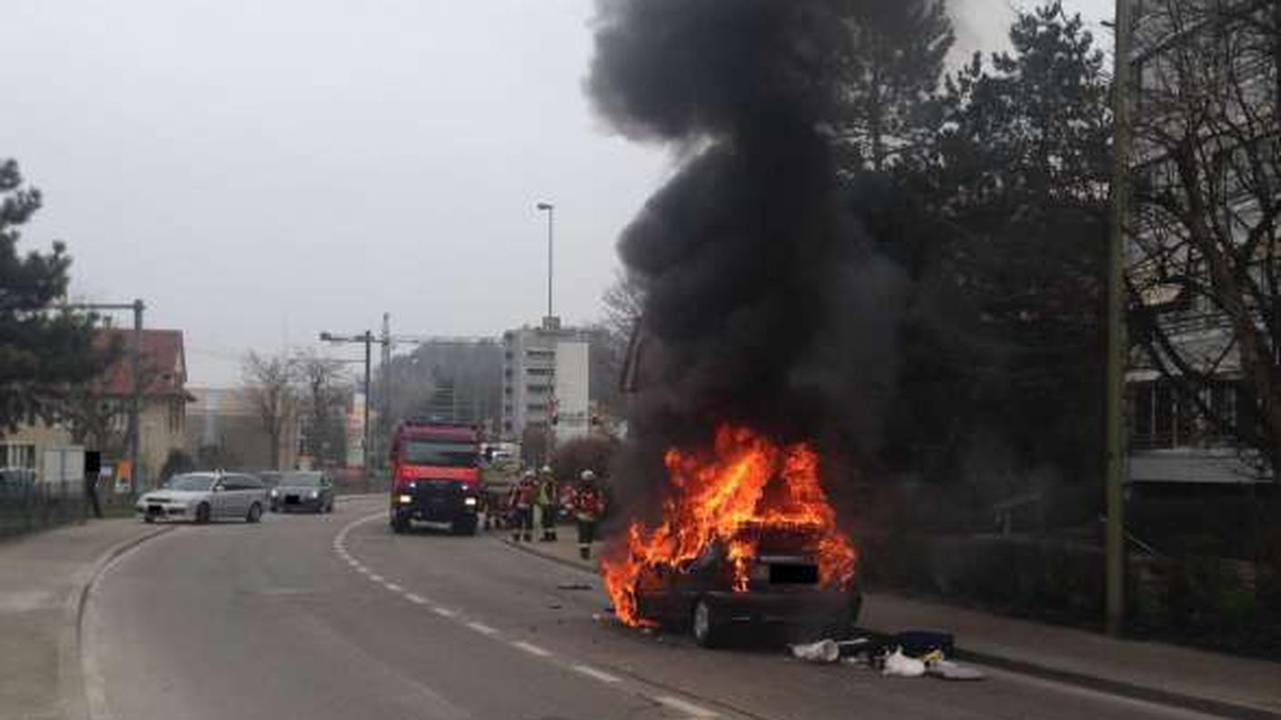 auto incendiata a bottmingen kapobl 140316.jpg