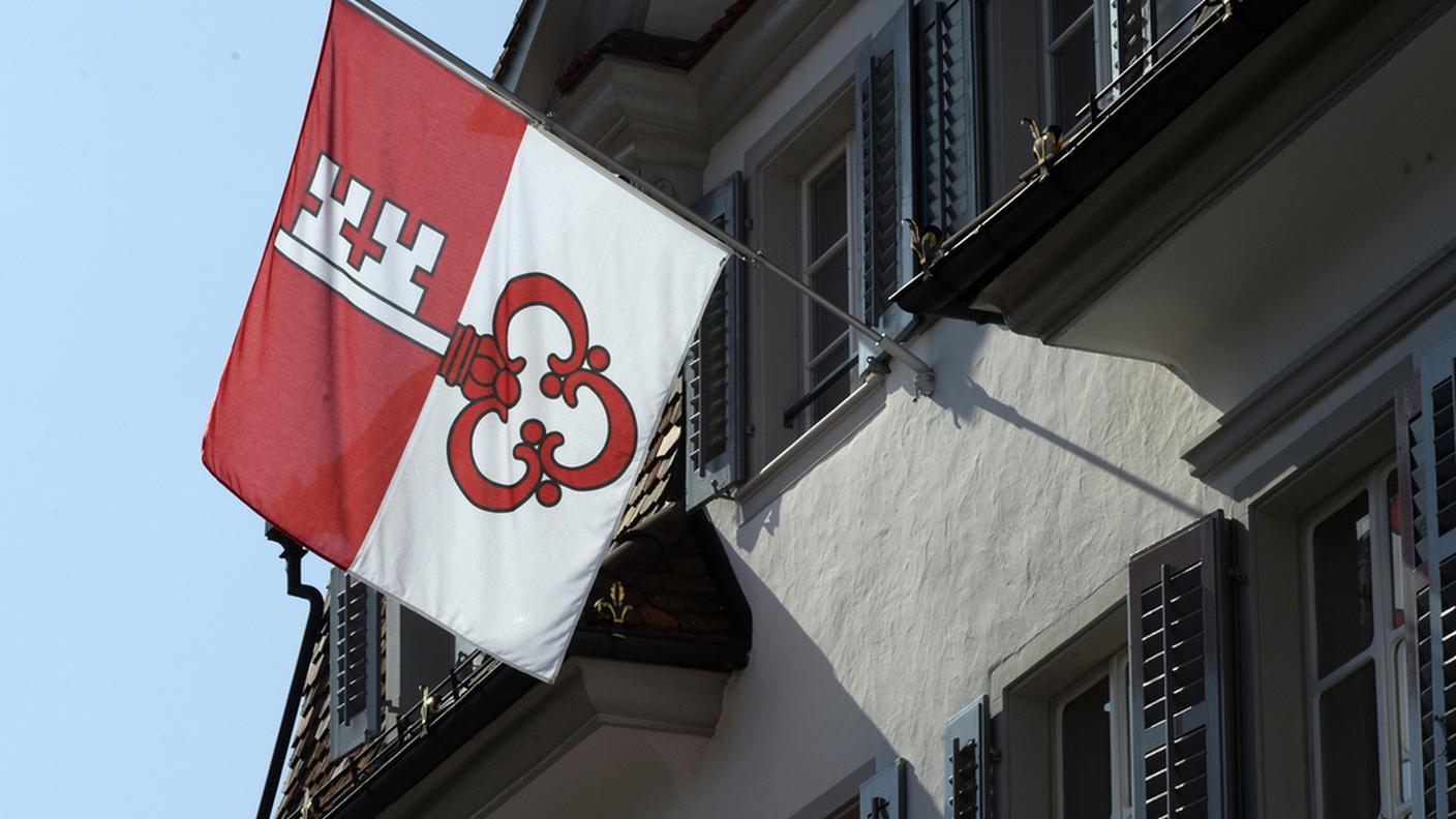 La bandiera obvaldese appesa sulla facciata dell'edificio del Governo