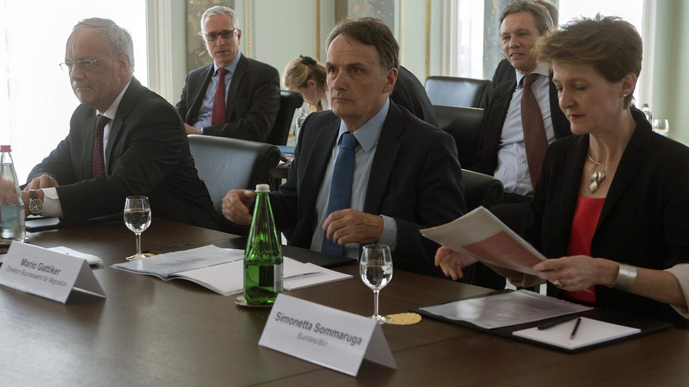 In prima fila i consiglieri federali Johann Schneider-Ammann e Simonetta Sommaruga. Fra loro il direttore dell'Ufficio federale della migrazione Mario Gattiker