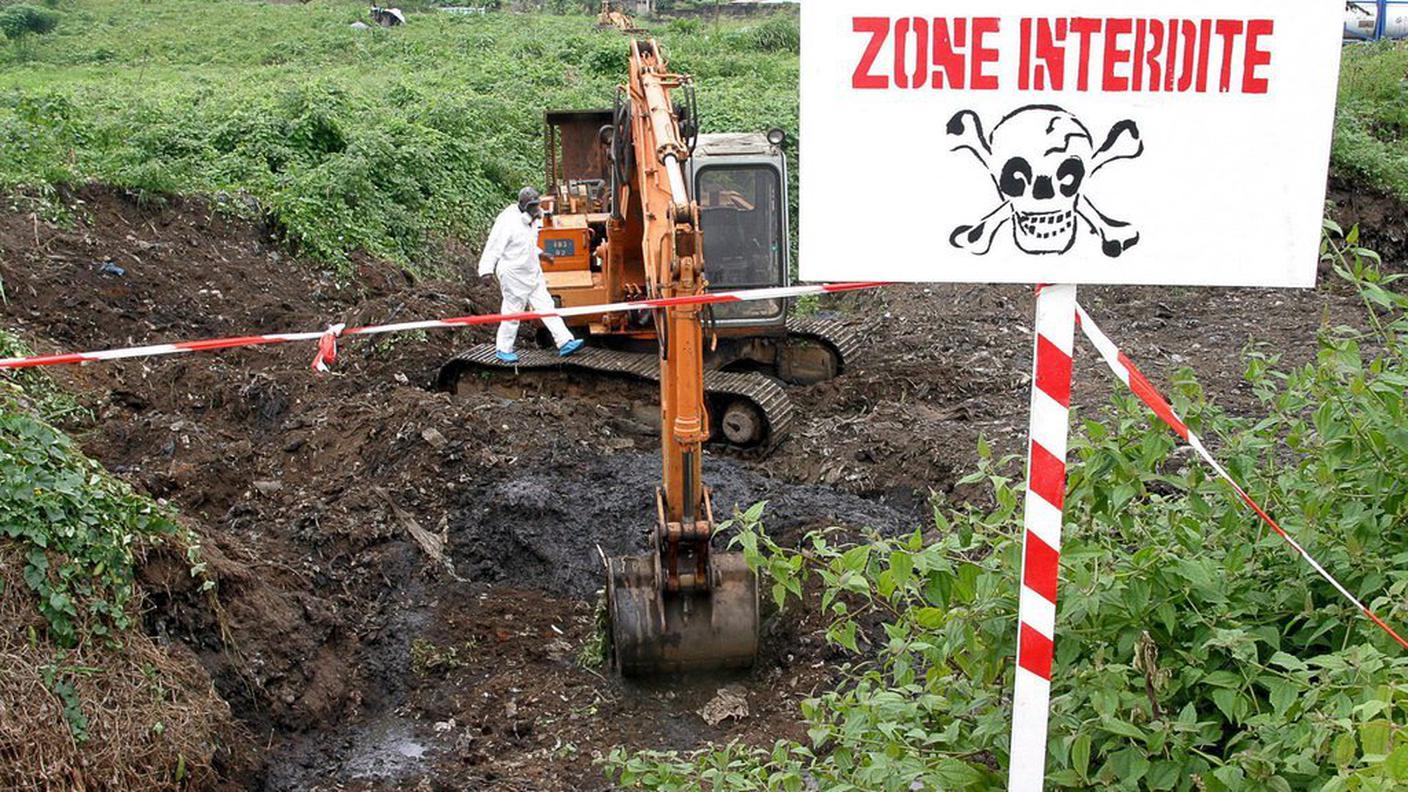 campo terreno inquinato inquinamento contaminazione Costa Avorio 2006 ky.JPG