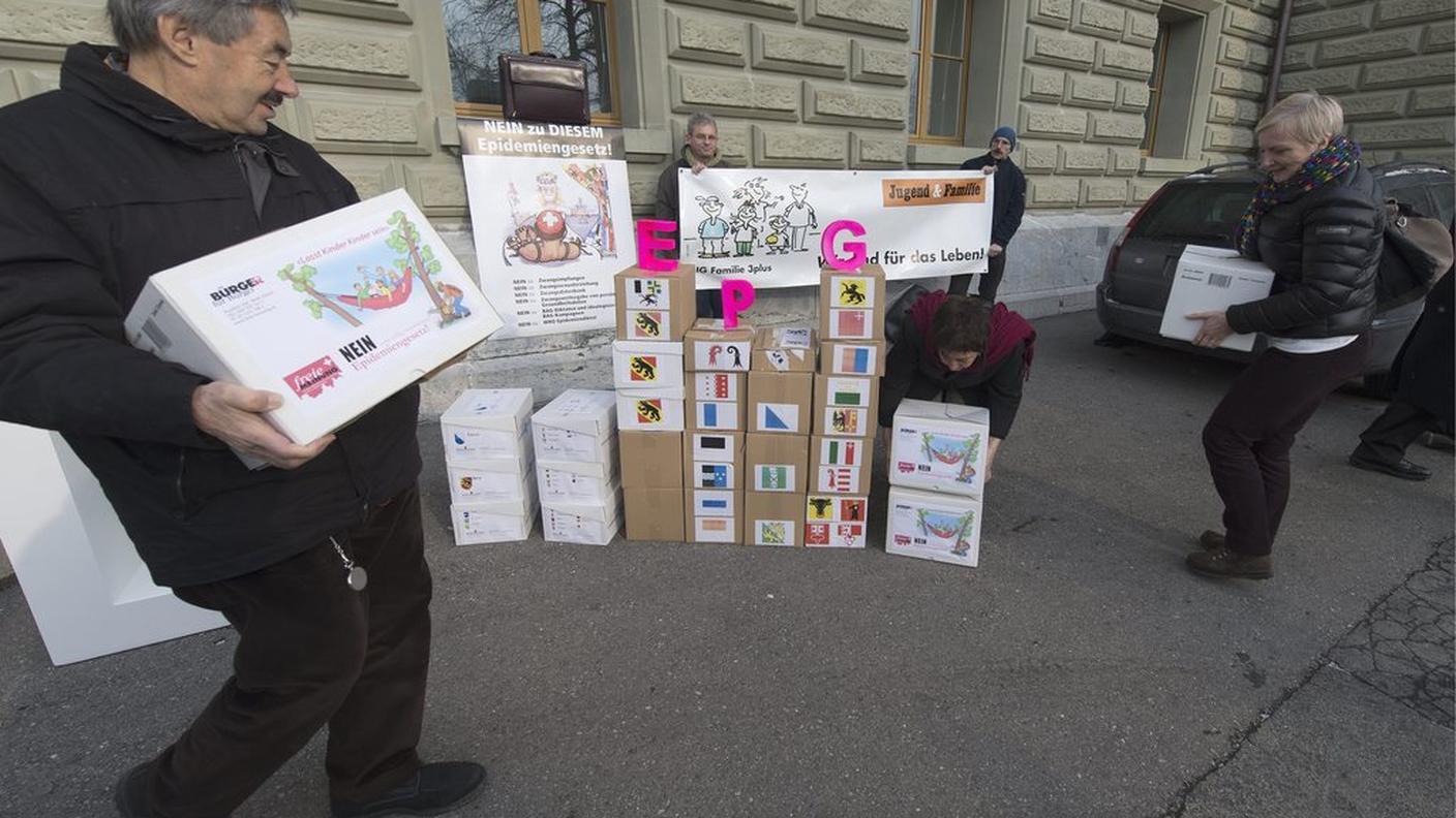 Davanti alla Cancelleria federale con gli scatoloni delle firme