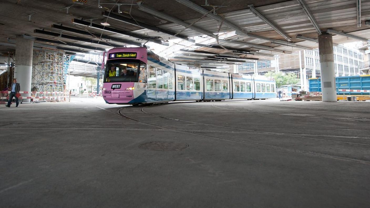 La vittima è stata soccorsa dal conducente di un tram