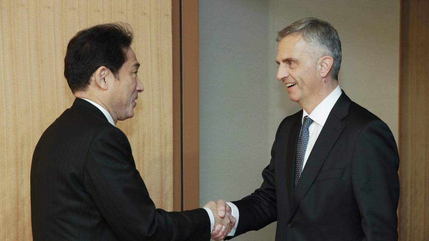 Il ministro degli affari esteri giapponese Fumio Kishida e il presidente della Confederazione Didier Burkhalter