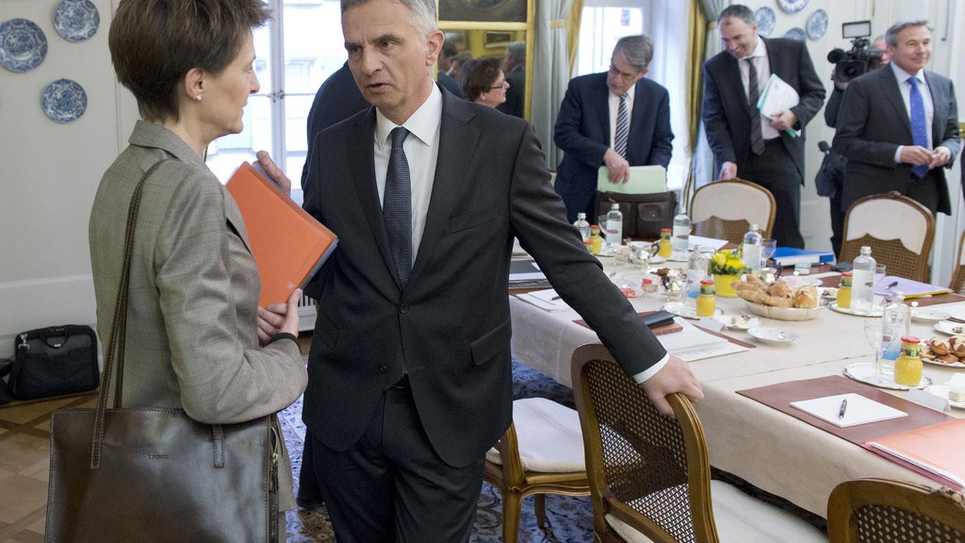 Il presidente Didier Burkhalter si intrattiene con la consigliera federale Simonetta Sommaruga a Casa Von Wattenwyl