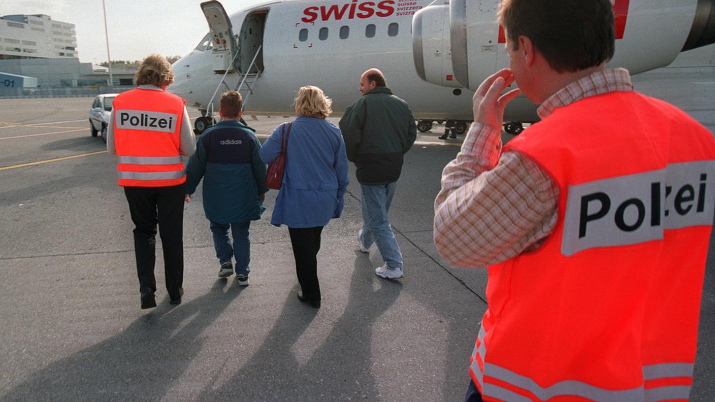 asilo rimpatrio aereo Kloten 2002 ky.JPG