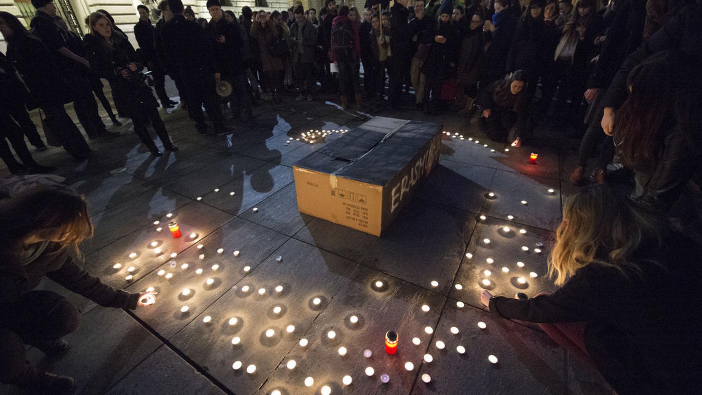 Studenti svizzeri celebrano il "funerale" di Erasmus, giovedì 20 febbraio, a Berna