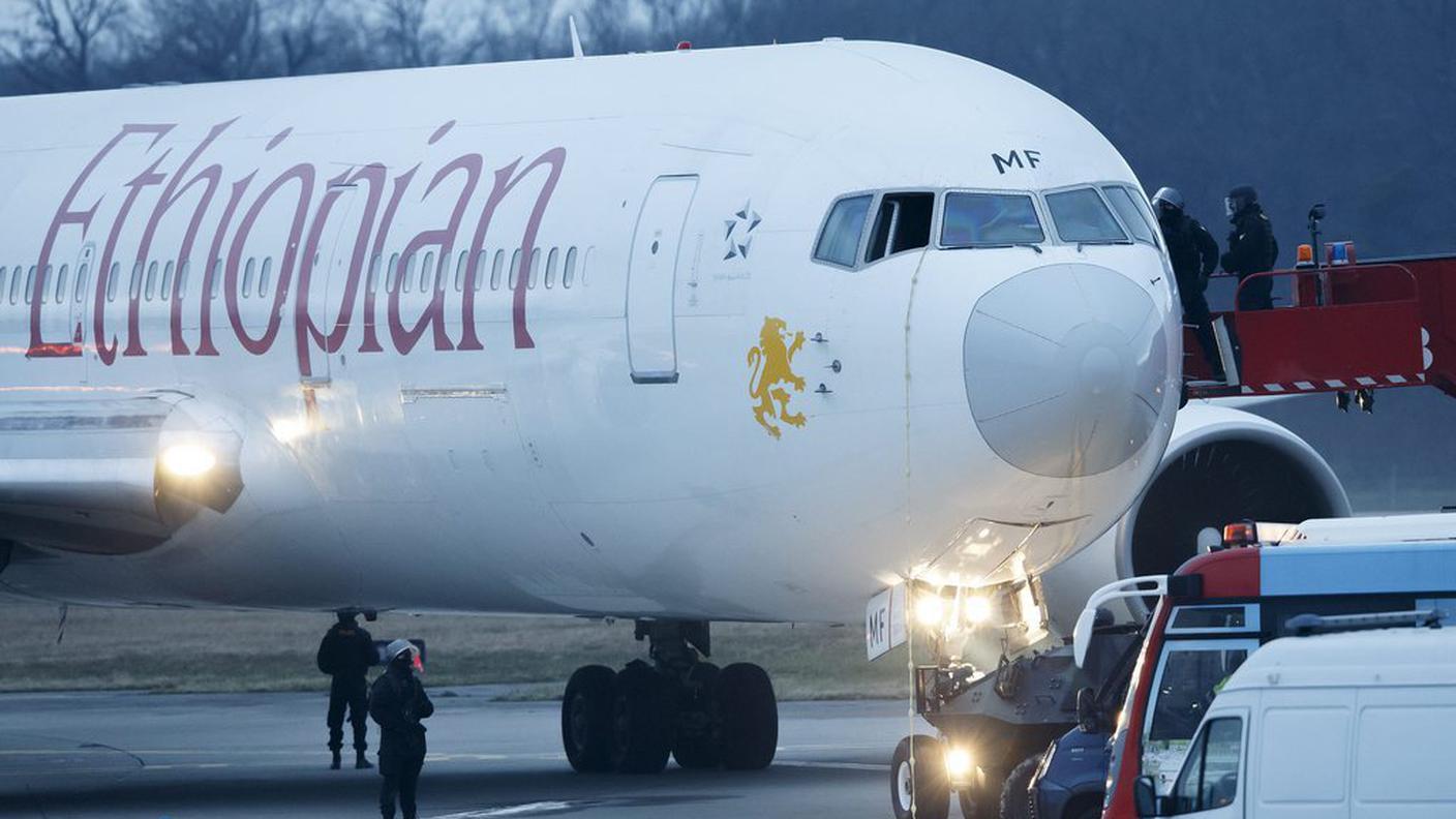 aereo ethiopian dirottato ky 01 140217.JPG