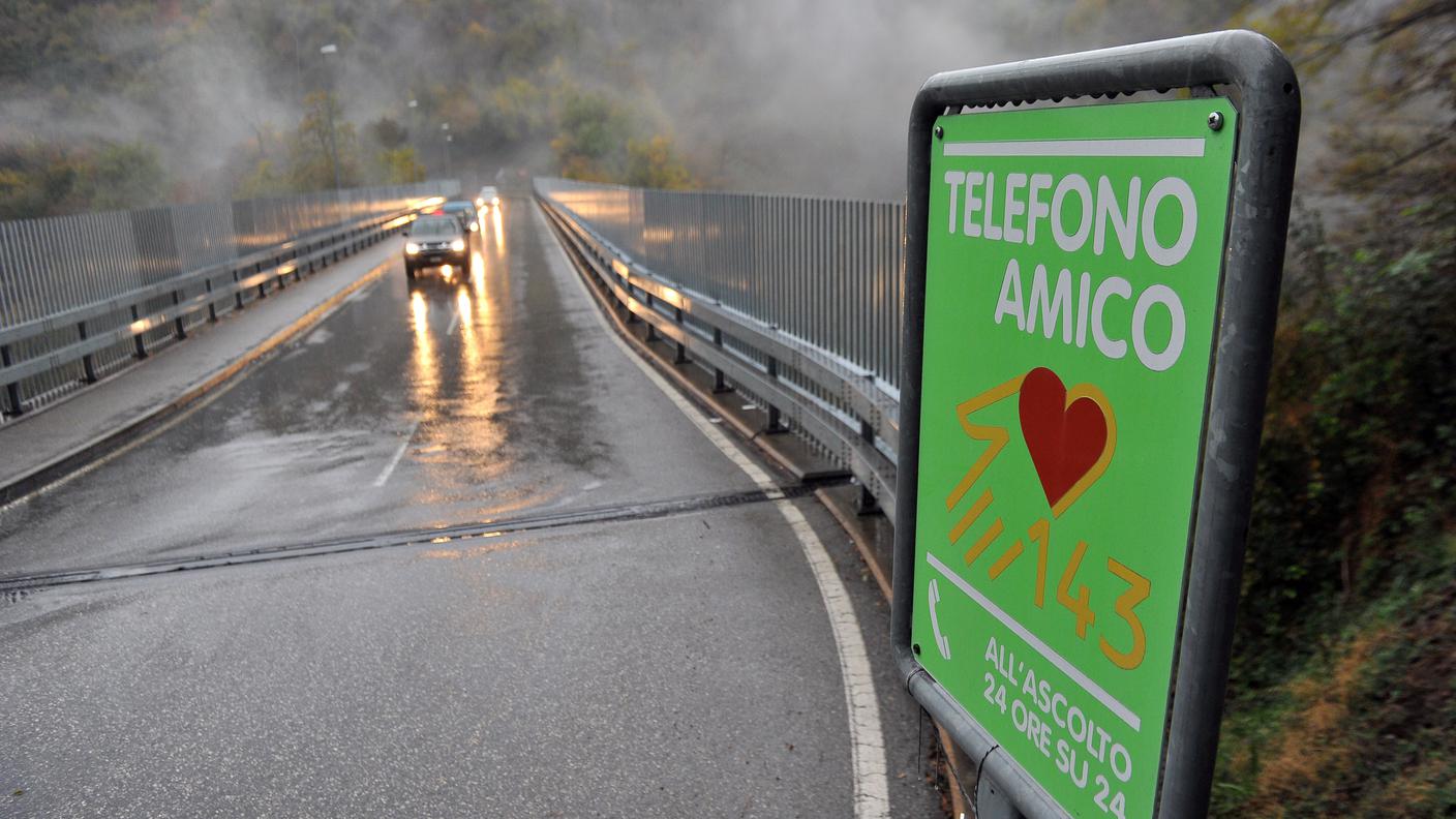 TiPress_suicidio_Castel San Pietro_ponte_telefono amico_12.4.2012.jpg