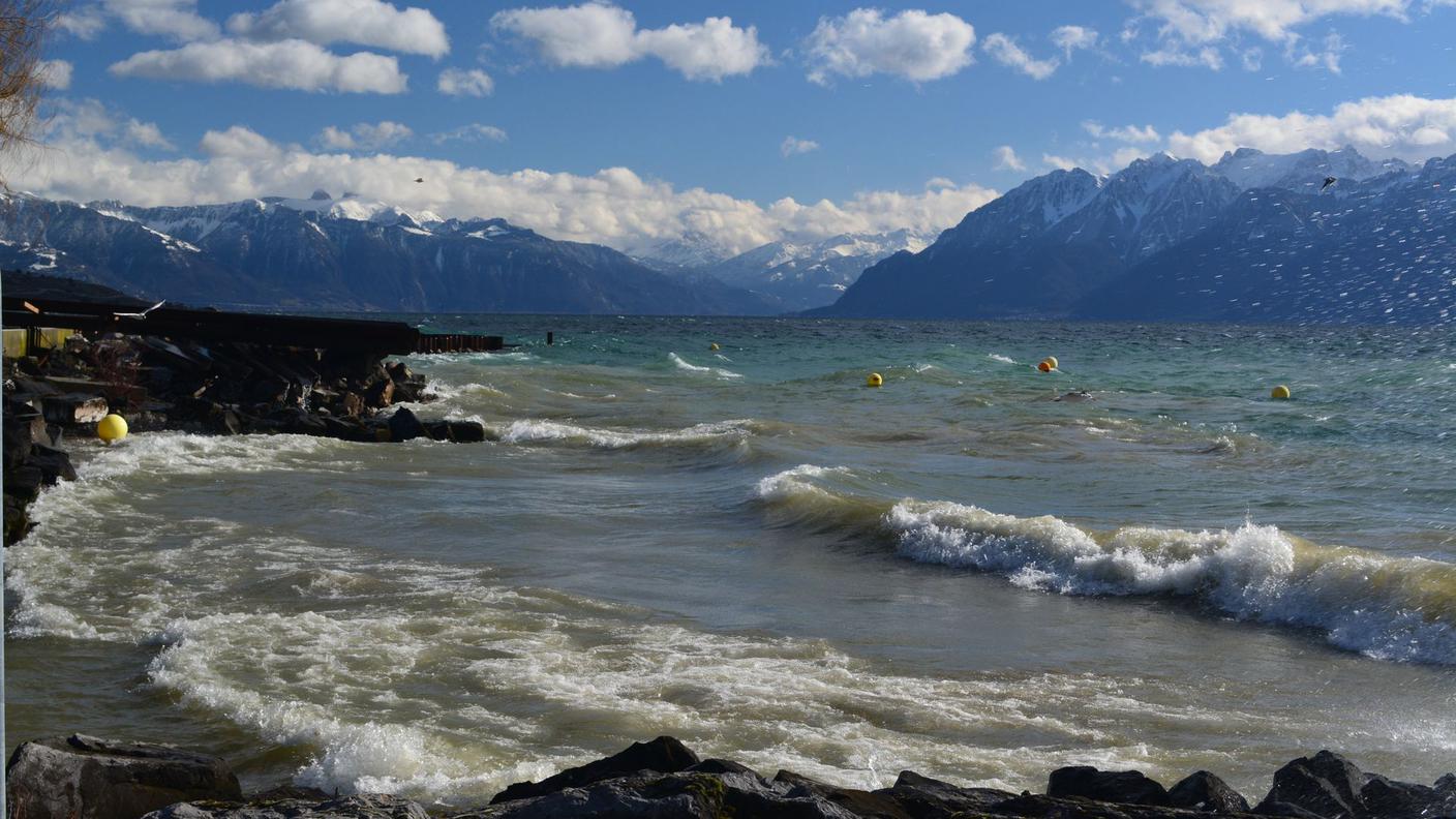 Il lago Lemano sferzato dal vento, giovedì, vicino a Ginevra