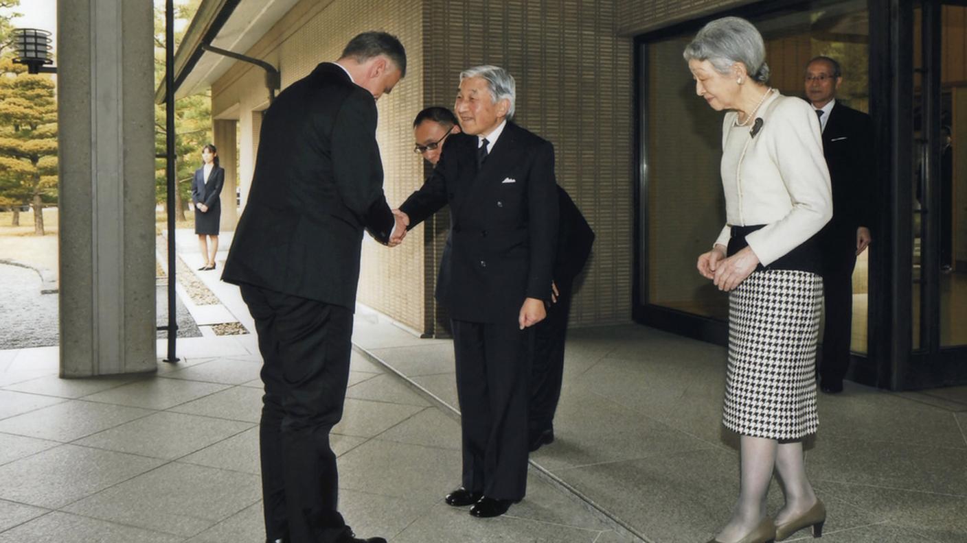 Il saluto ad Akihito all'ingresso della residenza imperiale di Tokio