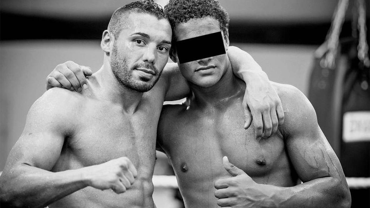 carlos e il suo allenatore thai boxe facebook.jpg