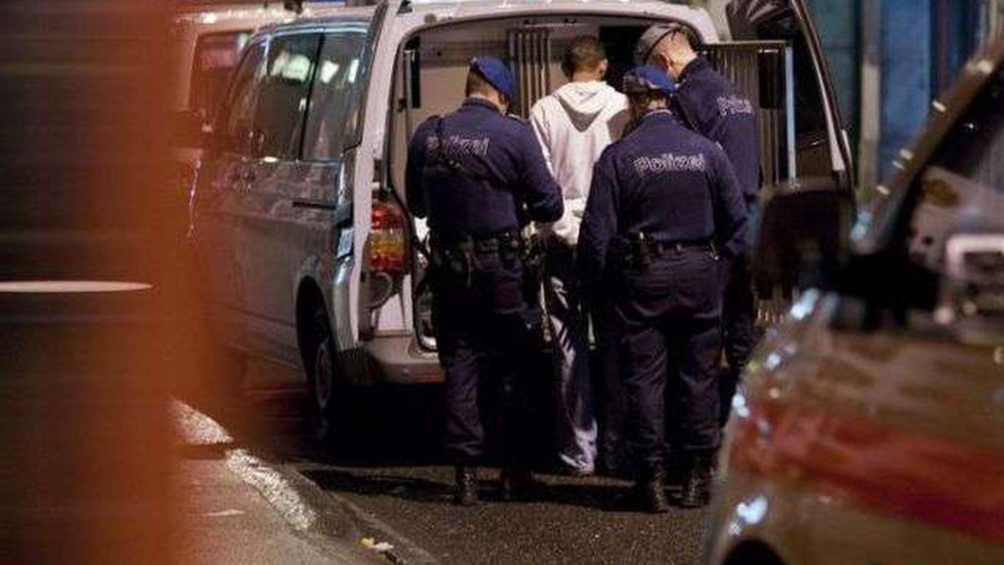 Polizia zurighese in azione ky 140216.jpg