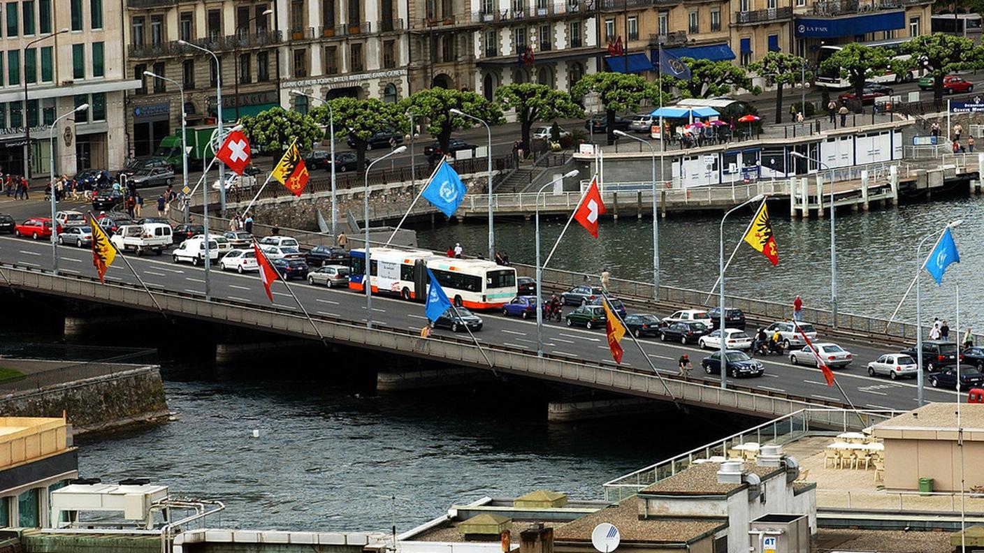Il ponte Mont Blanc è attualmente l'unico collegamento tra le due rive del lago