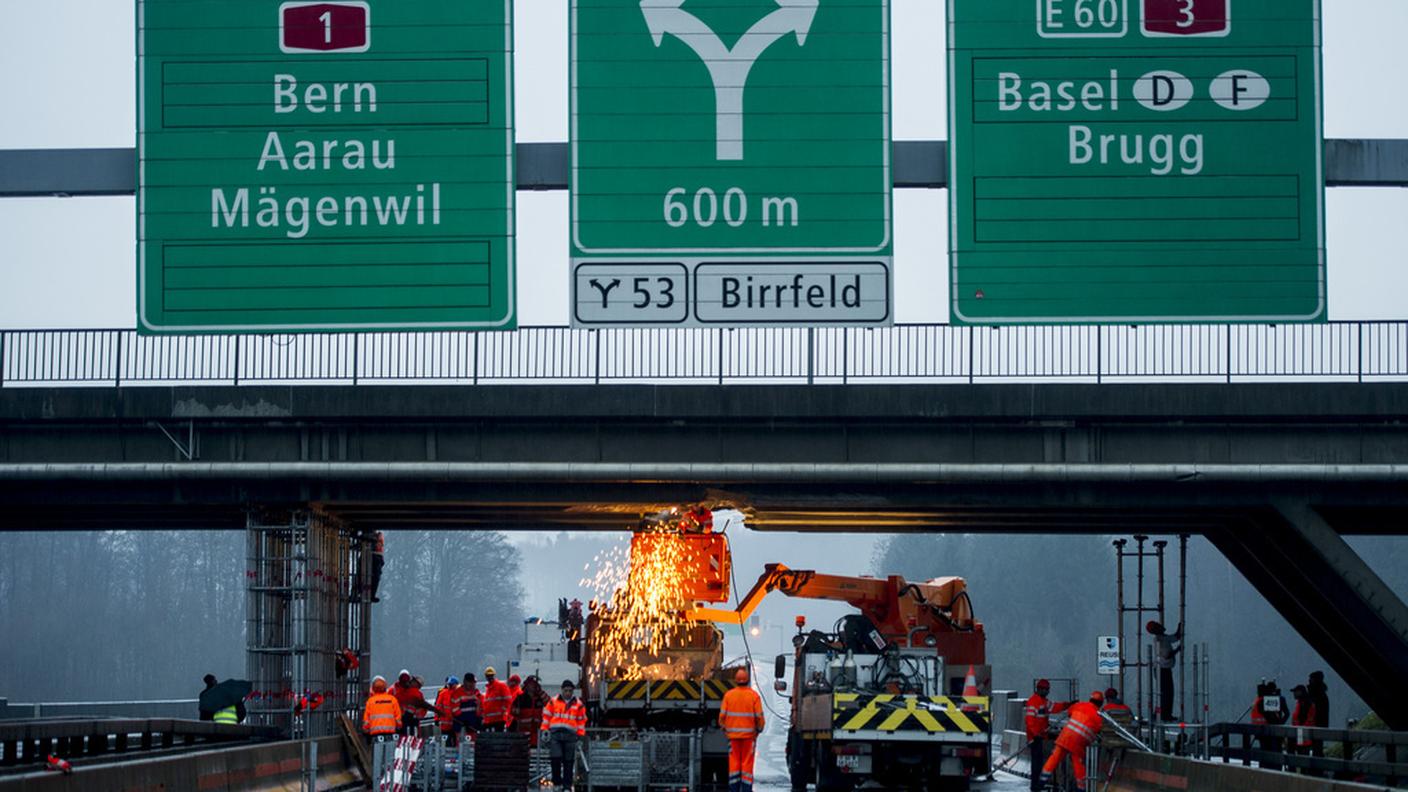 L'intervento per montare la struttura di sostegno