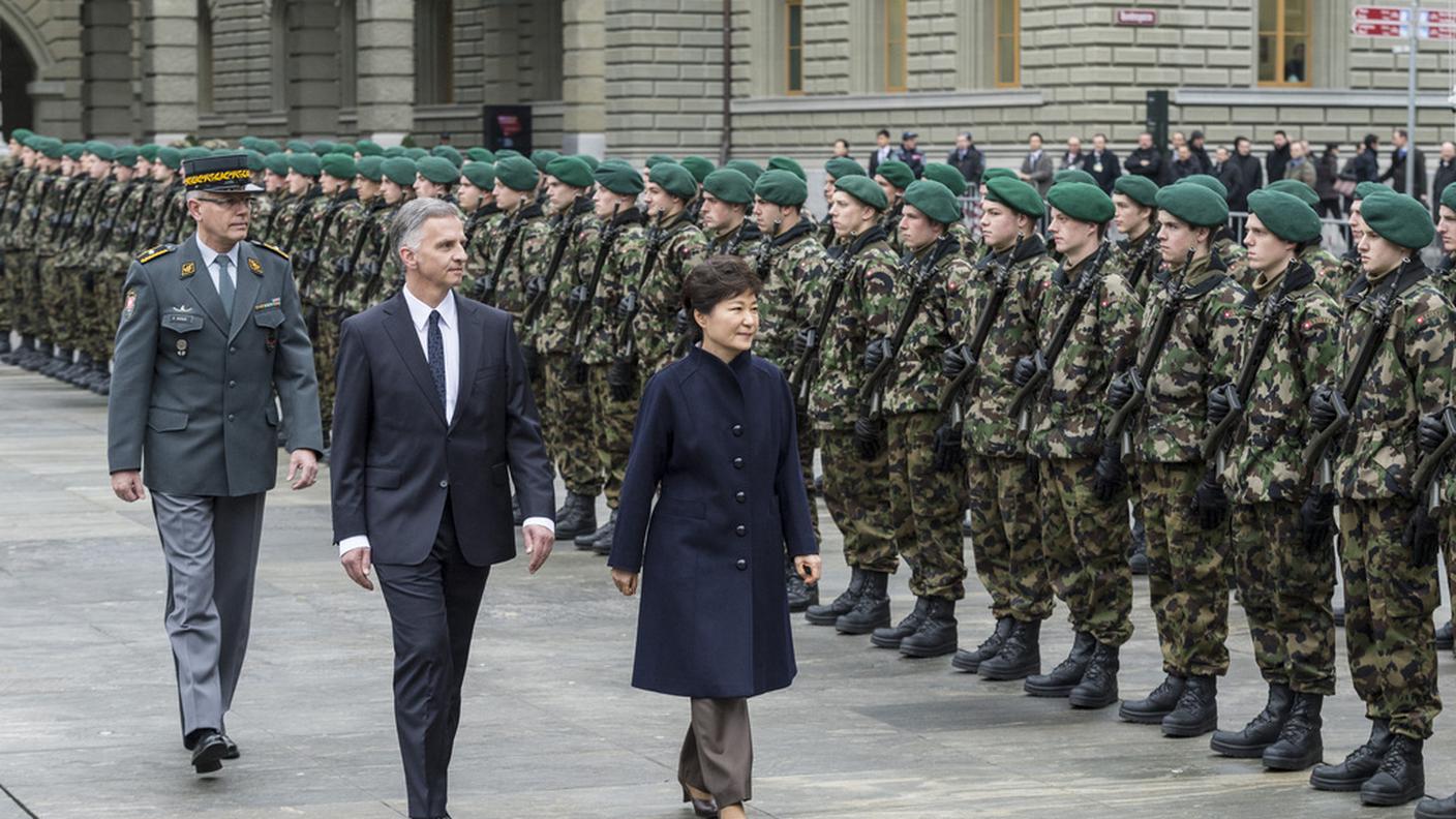 La presidente sudcoreana è stata accolta con gli onori militari