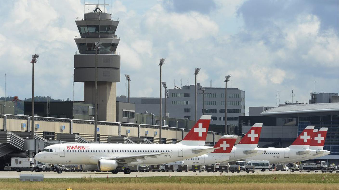 aeroporto Kloten torre aerei swiss 6.2013 ky.JPG