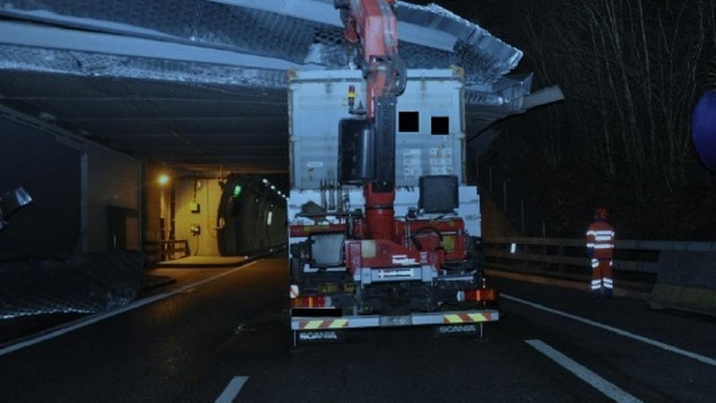 Il camion incastrato sotto la tettoia