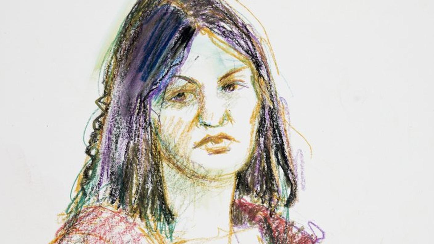 La donna ritratta durante una delle sue precedenti apparizioni in aula