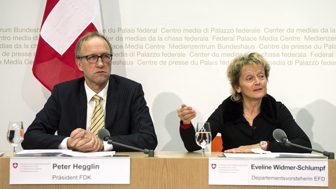 In conferenza stampa Eveline Widmer-Schlumpf e il presidente dei direttori cantonali delle finanze Peter Hegglin