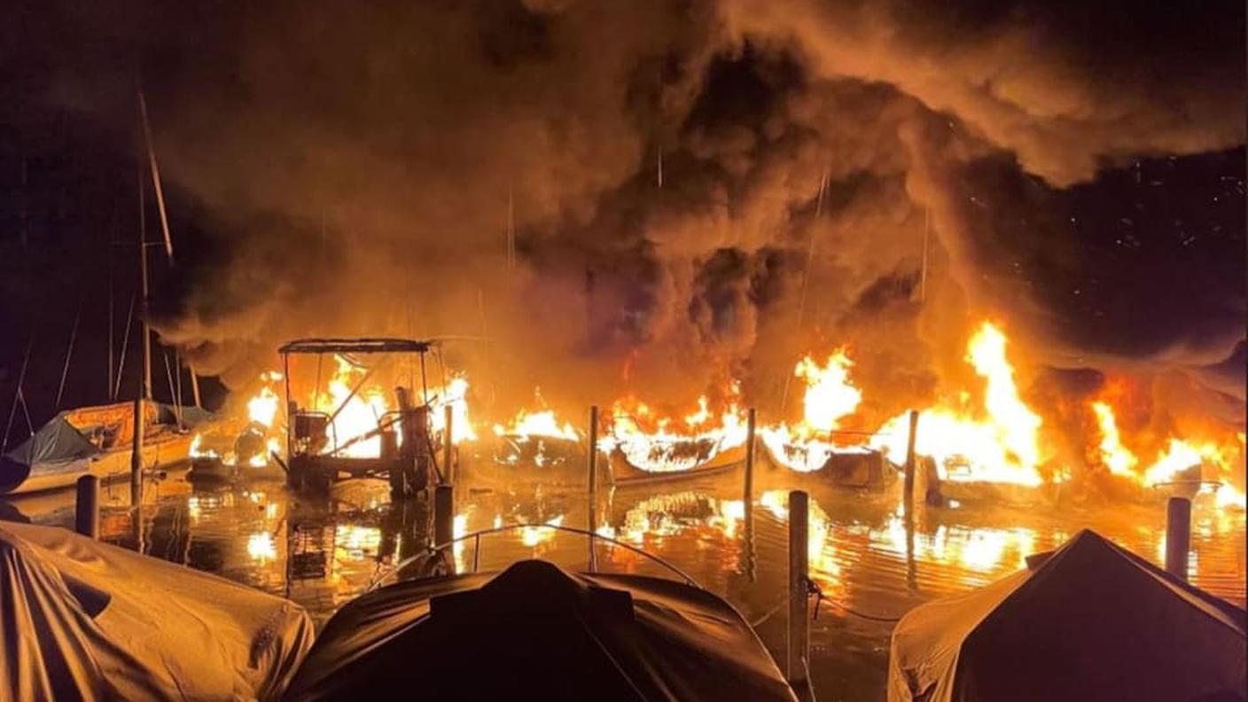 Vasto incendio nel porto di Lachen (SZ)