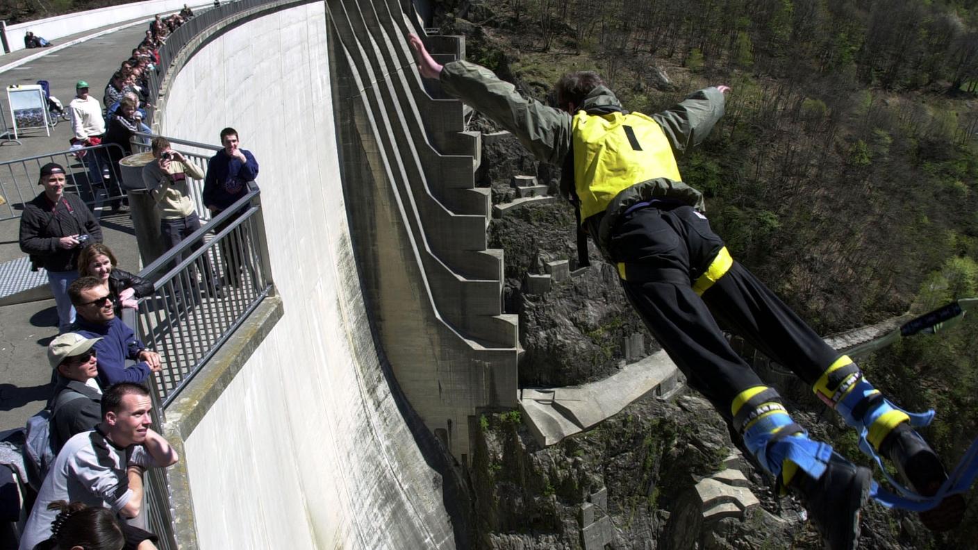 Anche il bungee jumping fra gli sport considerati a rischio. Diga della Verzasca
