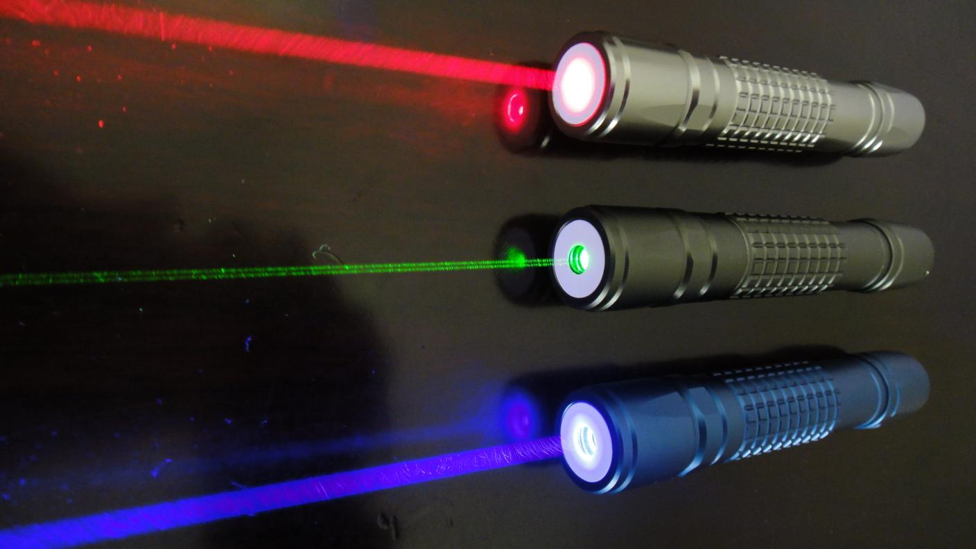 Un puntatore laser tascabile può provocare danni irreversibili agli occhi anche dopo una breve esposizione