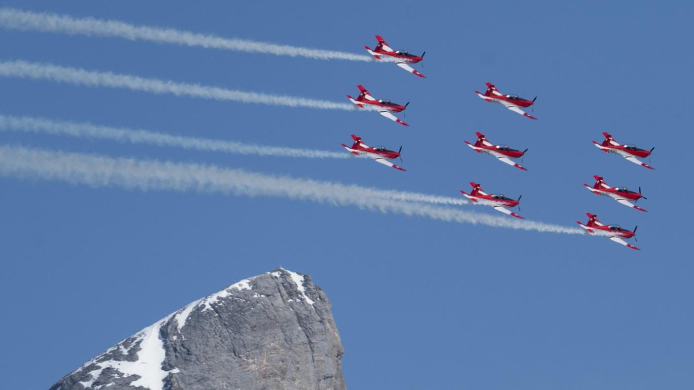 Il PC-7 Team durante un'esibizione sopra Crans-Montana