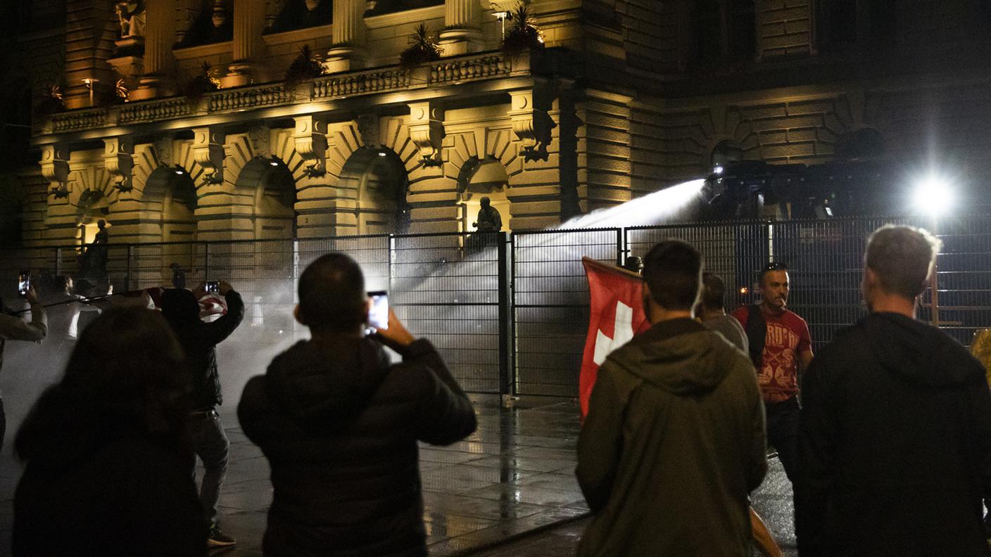 La polizia ha usato i cannoni ad acqua sulla Piazza federale